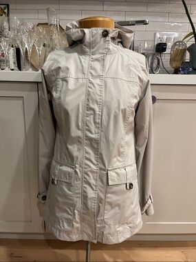 The North Face Women's Light Weight Hooded Hyvent Waterproof Rain Coat in Taupe